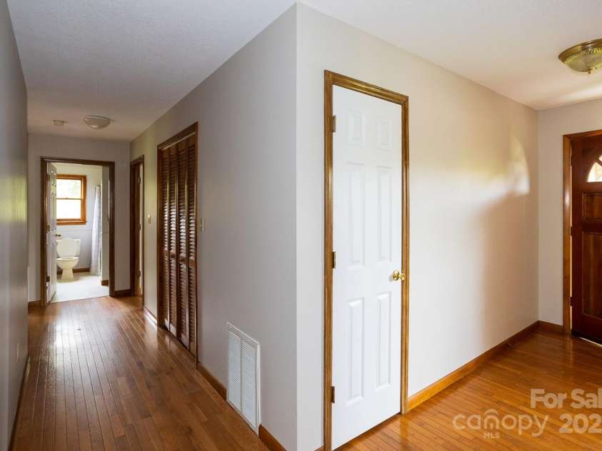 9 Lorena Drive, Asheville, NC 28806.  MLS# CAR4225982, YatesRealty ID 16635. 