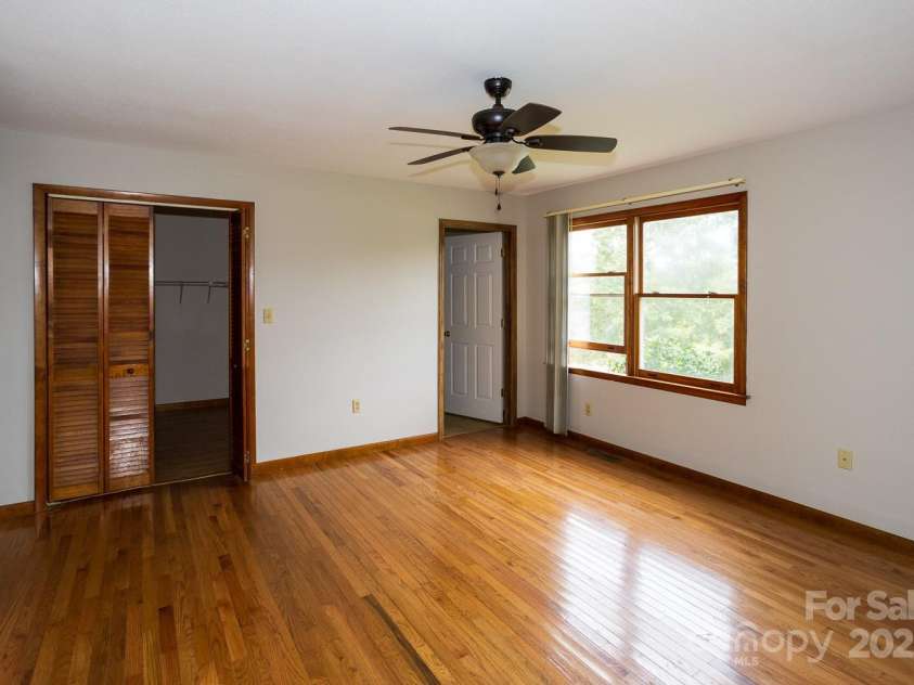 9 Lorena Drive, Asheville, NC 28806.  MLS# CAR4225982, YatesRealty ID 16635. 