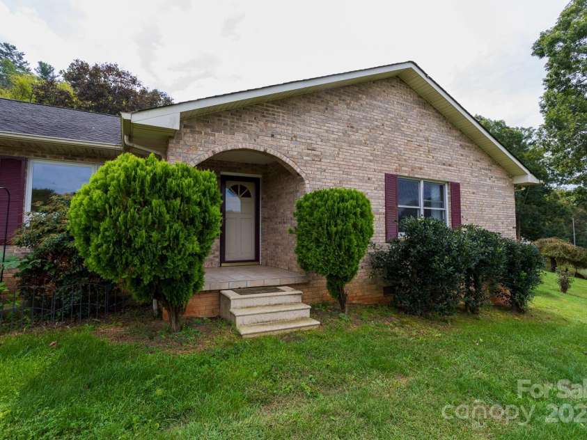 9 Lorena Drive, Asheville, NC 28806.  MLS# CAR4225982, YatesRealty ID 16635. 