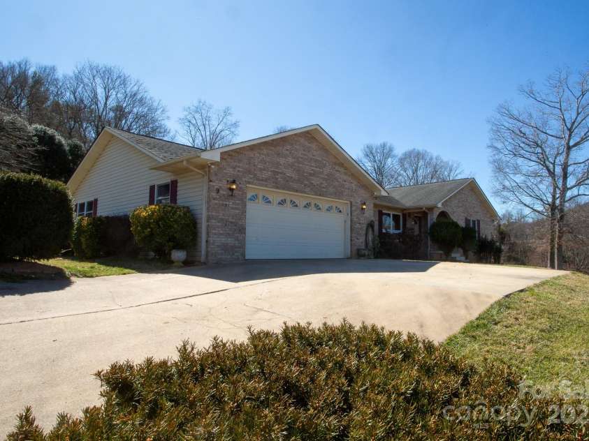 9 Lorena Drive, Asheville, NC 28806.  MLS# CAR4225982, YatesRealty ID 16635. 