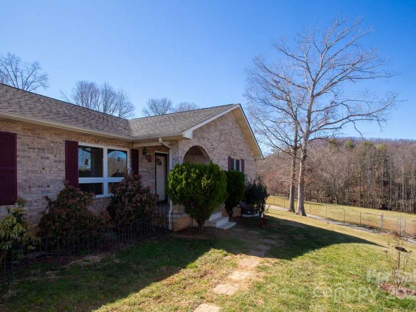 9 Lorena Drive, Asheville, NC 28806.  MLS# CAR4225982, YatesRealty ID 16635. 