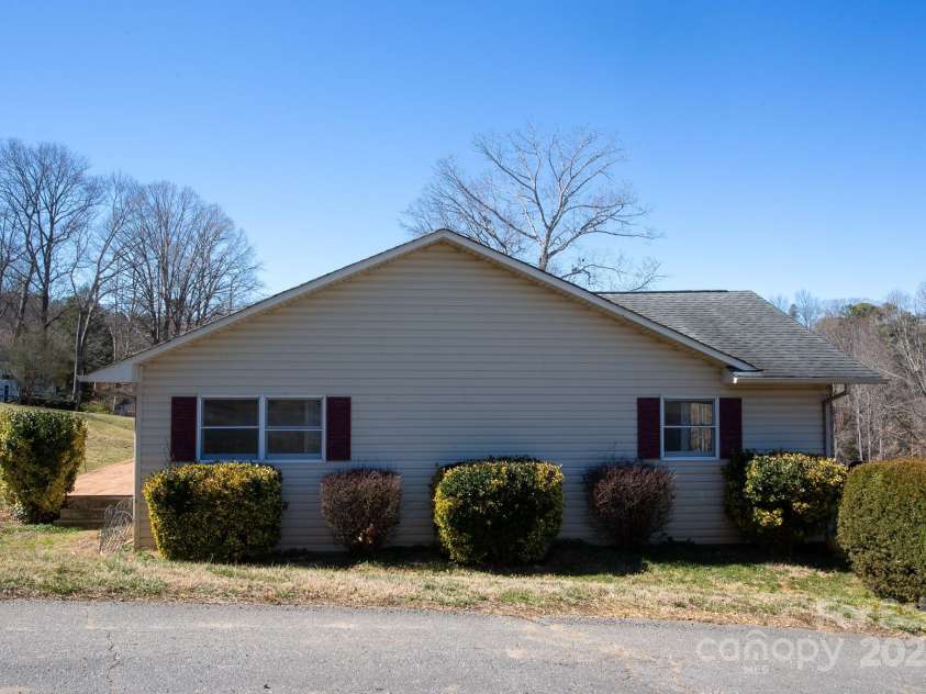 9 Lorena Drive, Asheville, NC 28806.  MLS# CAR4225982, YatesRealty ID 16635. 