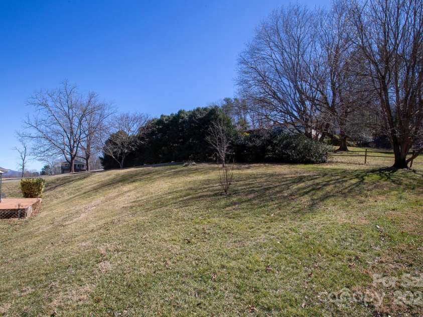 9 Lorena Drive, Asheville, NC 28806.  MLS# CAR4225982, YatesRealty ID 16635. 