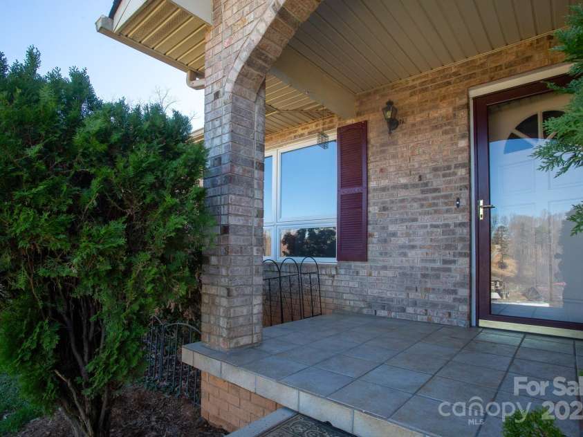 9 Lorena Drive, Asheville, NC 28806.  MLS# CAR4225982, YatesRealty ID 16635. 
