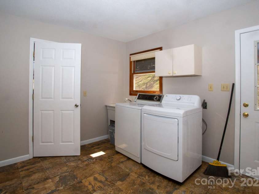 9 Lorena Drive, Asheville, NC 28806.  MLS# CAR4225982, YatesRealty ID 16635. 