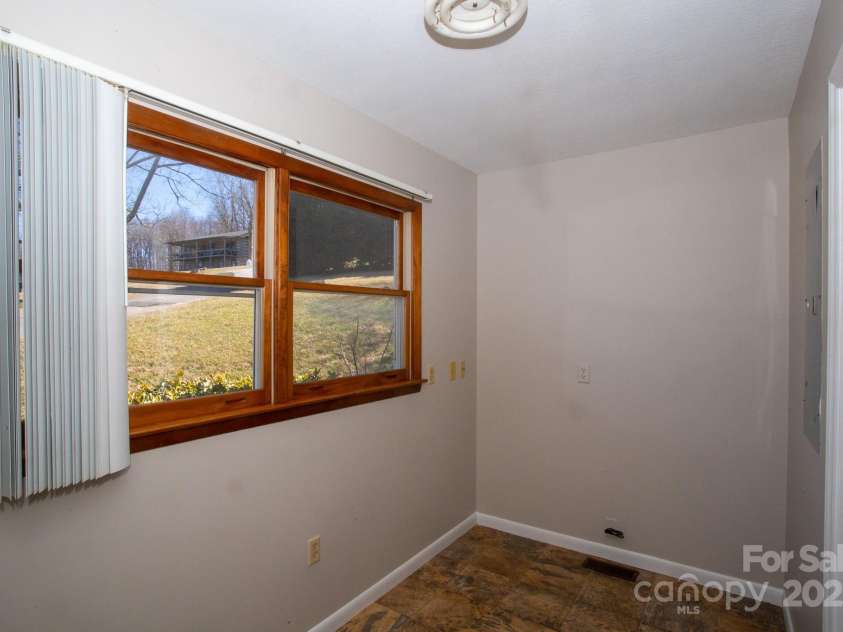 9 Lorena Drive, Asheville, NC 28806.  MLS# CAR4225982, YatesRealty ID 16635. 