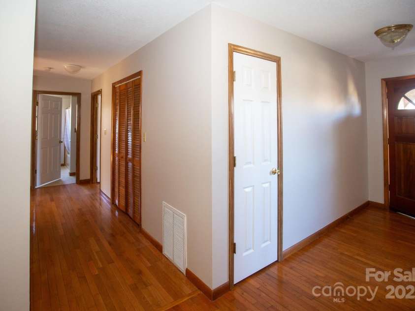 9 Lorena Drive, Asheville, NC 28806.  MLS# CAR4225982, YatesRealty ID 16635. 