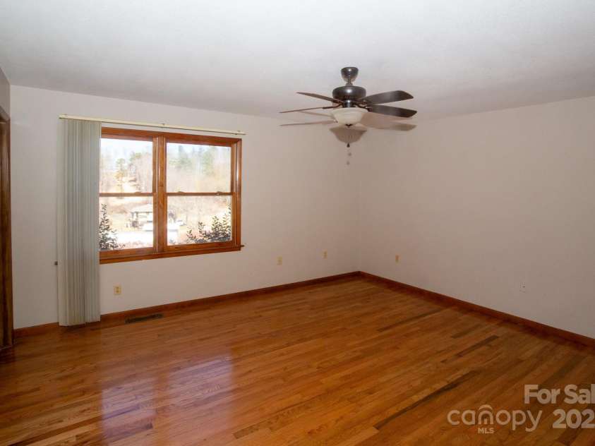 9 Lorena Drive, Asheville, NC 28806.  MLS# CAR4225982, YatesRealty ID 16635. 