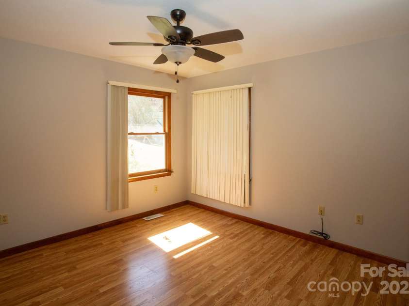 9 Lorena Drive, Asheville, NC 28806.  MLS# CAR4225982, YatesRealty ID 16635. 