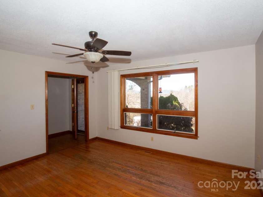 9 Lorena Drive, Asheville, NC 28806.  MLS# CAR4225982, YatesRealty ID 16635. 
