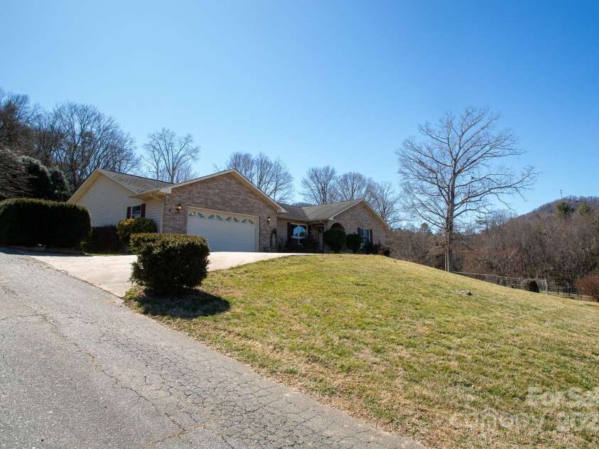 9 Lorena Drive, Asheville, NC 28806.  MLS# CAR4225982, YatesRealty ID 16635. 