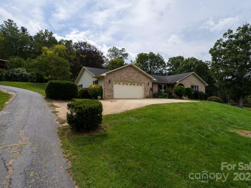 9 Lorena Drive, Asheville, NC 28806.  MLS# CAR4225982, YatesRealty ID 16635. 