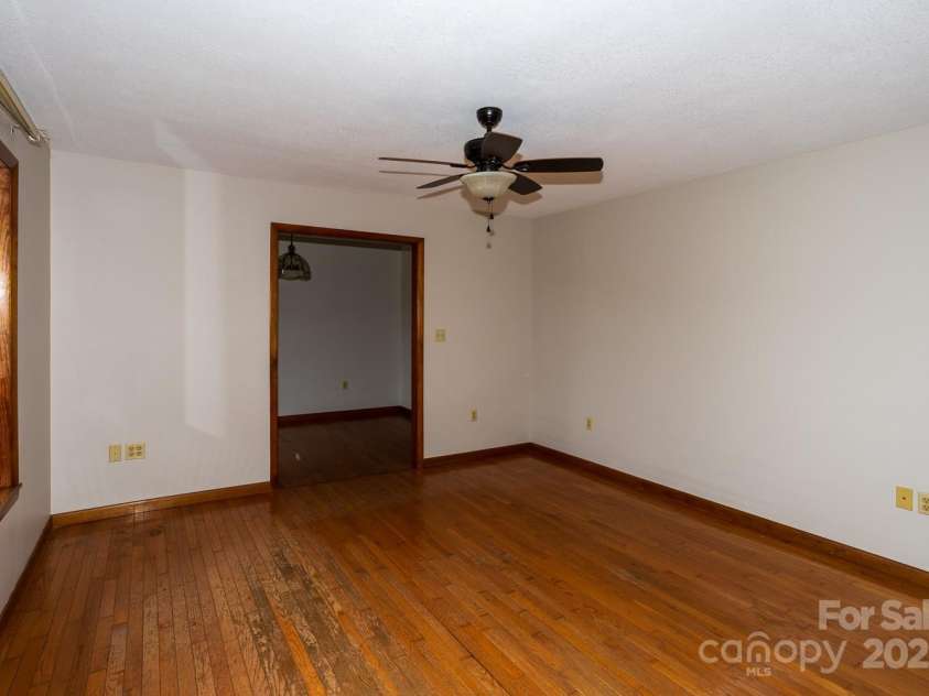 9 Lorena Drive, Asheville, NC 28806.  MLS# CAR4225982, YatesRealty ID 16635. 