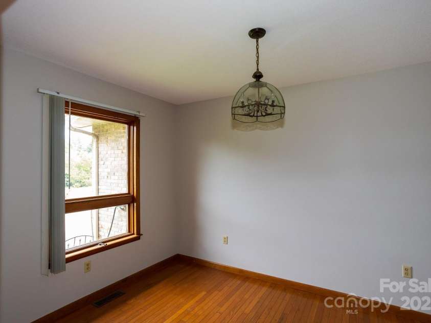 9 Lorena Drive, Asheville, NC 28806.  MLS# CAR4225982, YatesRealty ID 16635. 