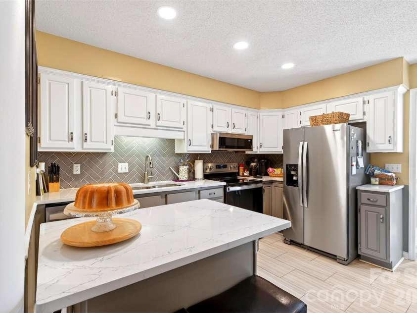 54 Deer Run Drive, Marion, NC 28752.  MLS# CAR4366901, YatesRealty ID 16636. Updated kitchen has newer stainless appliances
