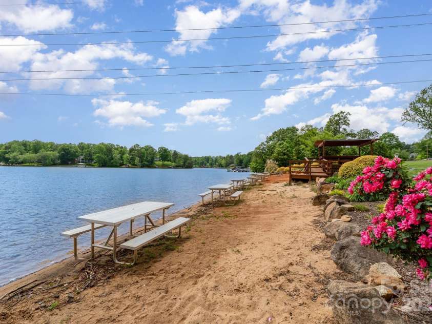 7525 Windy Pine Circle, Denver, NC 28037.  MLS# CAR4250896, YatesRealty ID 16636. 