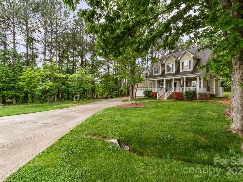 7525 Windy Pine Circle, Denver, NC 28037.  MLS# CAR4250896, YatesRealty ID 16636. Expansive driveway