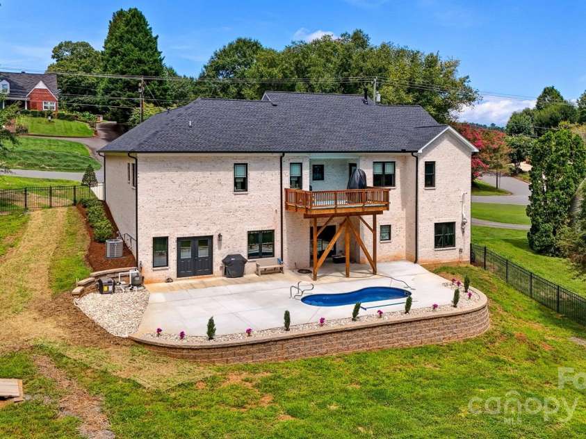 4808 1st Street, Hickory, NC 28601.  MLS# CAR4232372, YatesRealty ID 16637. 