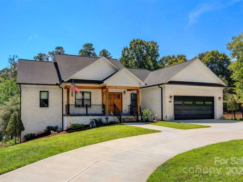 4808 1st Street, Hickory, NC 28601.  MLS# CAR4232372, YatesRealty ID 16637. 