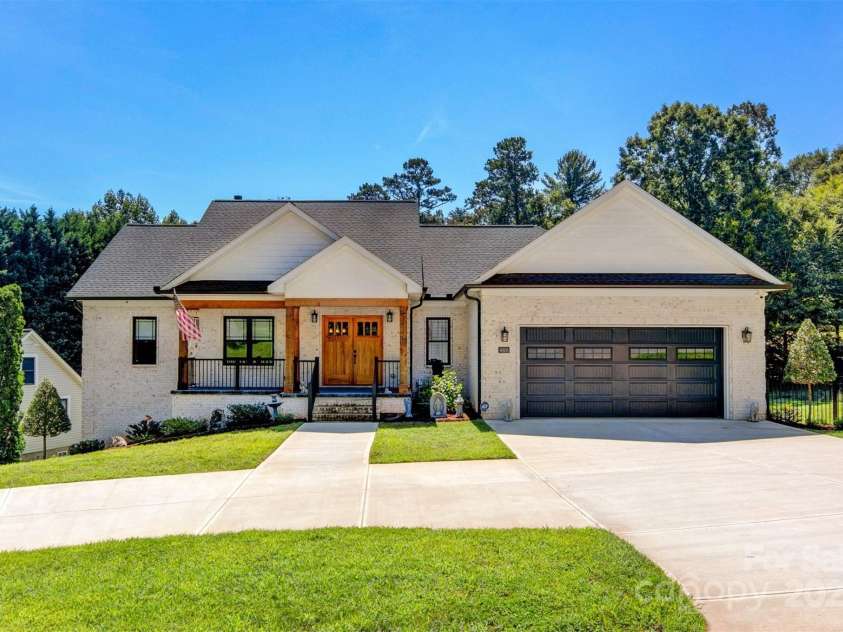 4808 1st Street, Hickory, NC 28601.  MLS# CAR4232372, YatesRealty ID 16637. 