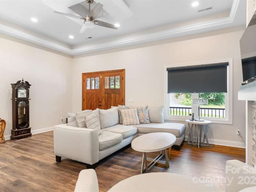 4808 1st Street, Hickory, NC 28601.  MLS# CAR4232372, YatesRealty ID 16637. 