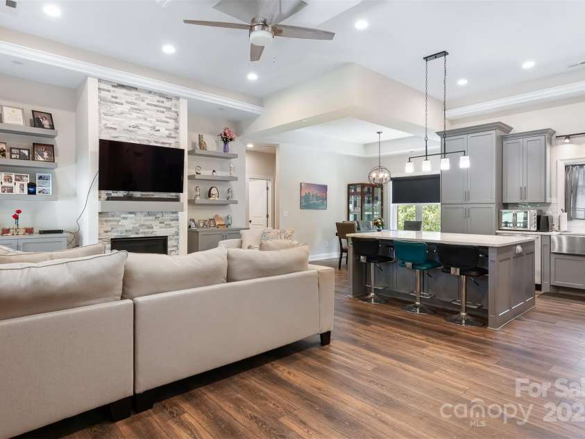 4808 1st Street, Hickory, NC 28601.  MLS# CAR4232372, YatesRealty ID 16637. 