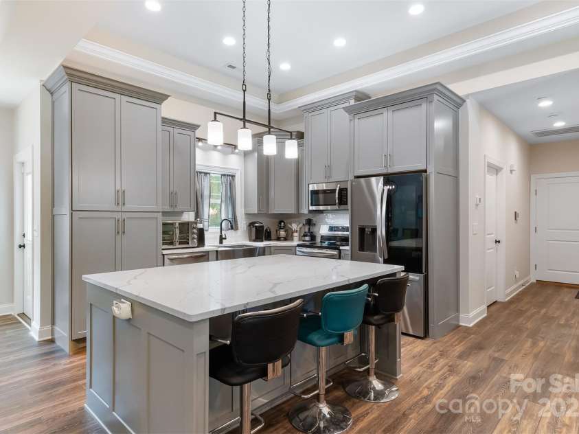 4808 1st Street, Hickory, NC 28601.  MLS# CAR4232372, YatesRealty ID 16637. 