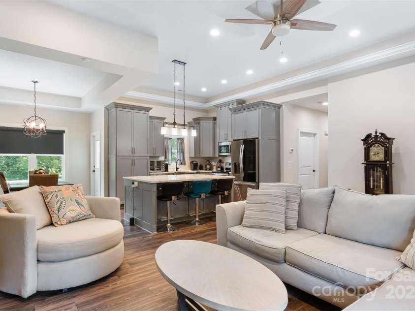 4808 1st Street, Hickory, NC 28601.  MLS# CAR4232372, YatesRealty ID 16637. 