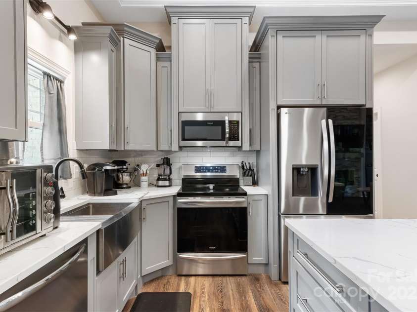 4808 1st Street, Hickory, NC 28601.  MLS# CAR4232372, YatesRealty ID 16637. 