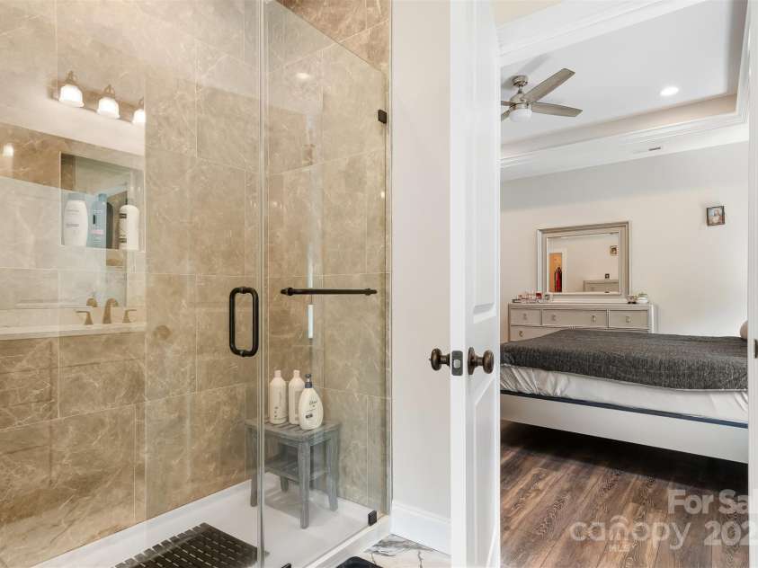 4808 1st Street, Hickory, NC 28601.  MLS# CAR4232372, YatesRealty ID 16637. 