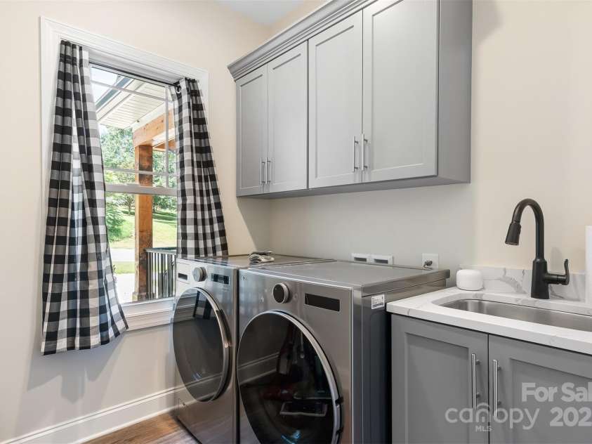 4808 1st Street, Hickory, NC 28601.  MLS# CAR4232372, YatesRealty ID 16637. 