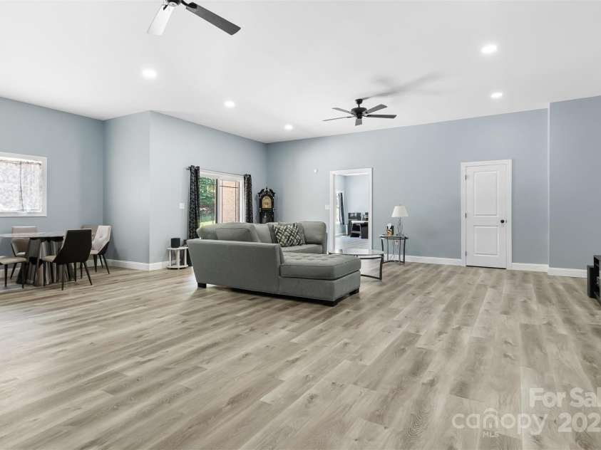 4808 1st Street, Hickory, NC 28601.  MLS# CAR4232372, YatesRealty ID 16637. 