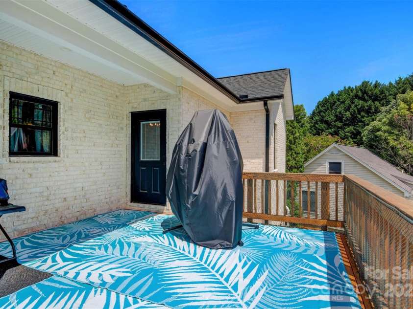 4808 1st Street, Hickory, NC 28601.  MLS# CAR4232372, YatesRealty ID 16637. 