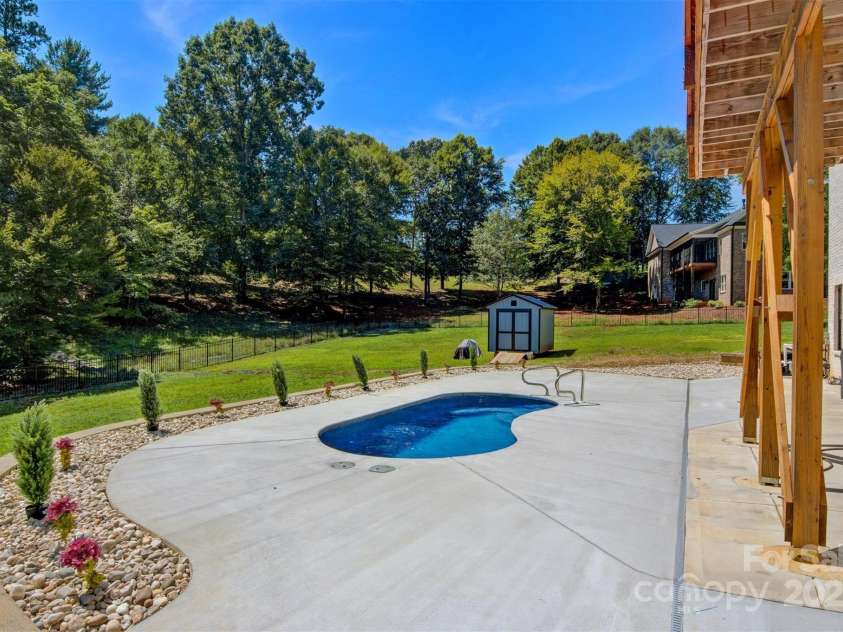 4808 1st Street, Hickory, NC 28601.  MLS# CAR4232372, YatesRealty ID 16637. 