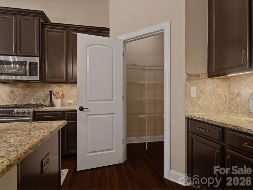 431 Trillium Way, Belmont, NC 28012.  MLS# CAR4372029, YatesRealty ID 16641. Walk-in pantry 