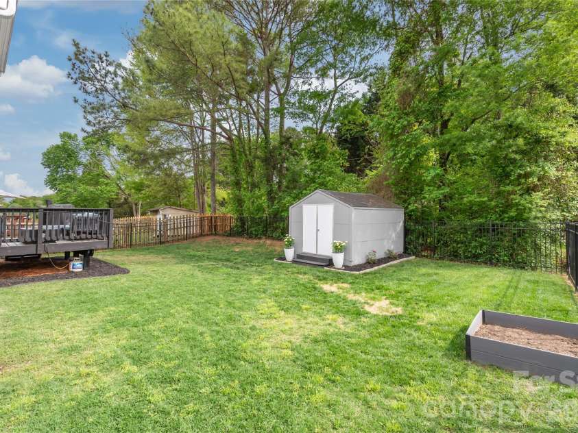 11422 Larix Drive, Charlotte, NC 28273.  MLS# CAR4365518, YatesRealty ID 16642. 