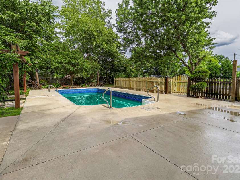 940 New Hope Road, Gastonia, NC 28054.  MLS# CAR4265950, YatesRealty ID 16647. 