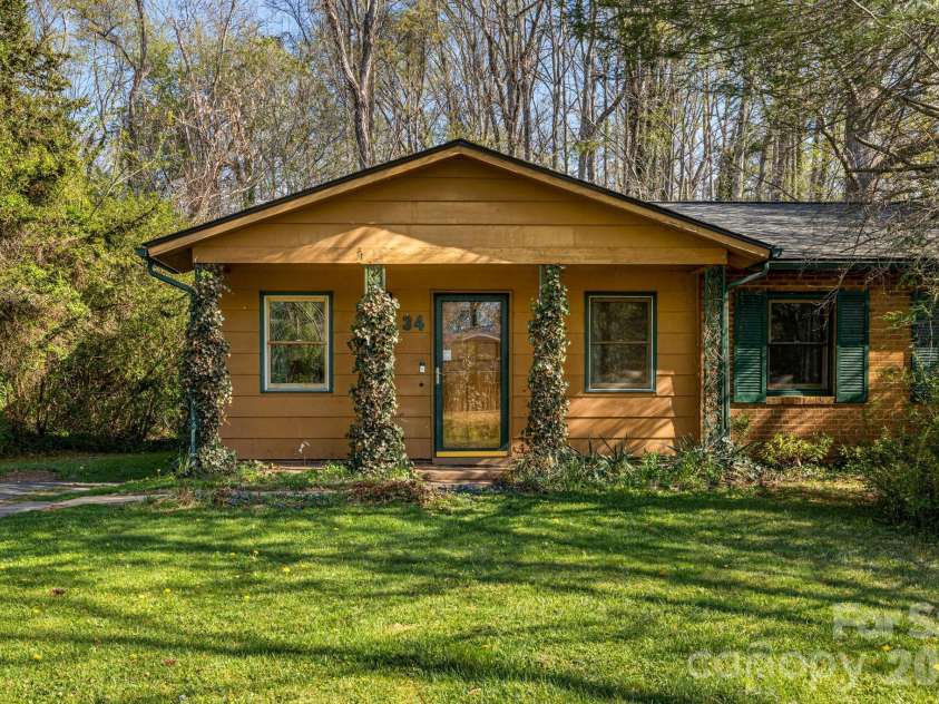 34 Tipperary Drive, Asheville, NC 28806.  MLS# CAR4362120, YatesRealty ID 16649. 