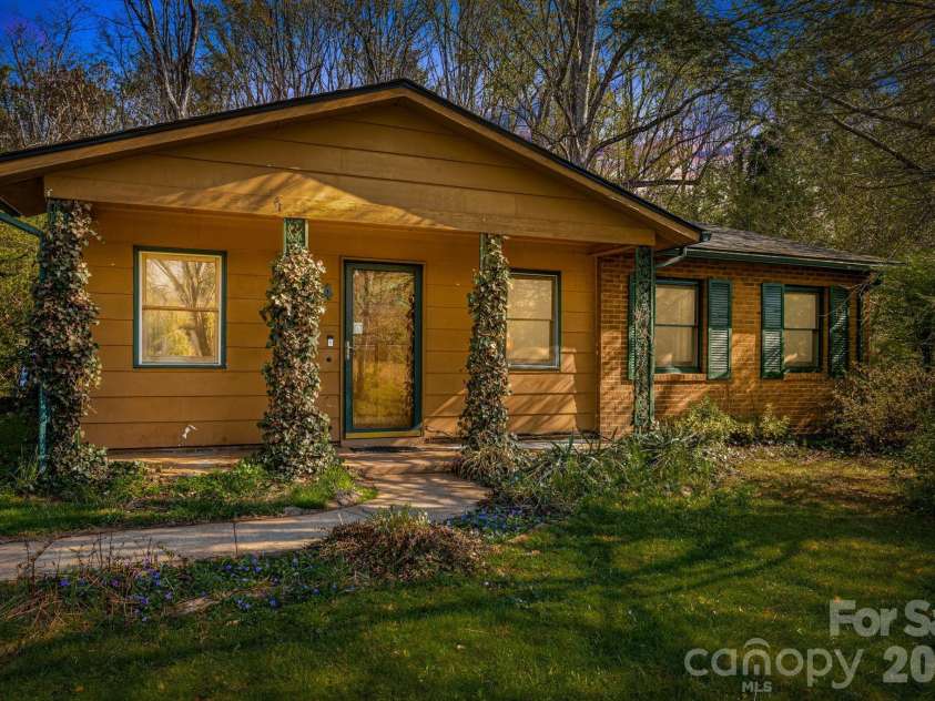 34 Tipperary Drive, Asheville, NC 28806.  MLS# CAR4362120, YatesRealty ID 16649. 
