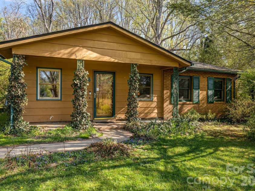 34 Tipperary Drive, Asheville, NC 28806.  MLS# CAR4362120, YatesRealty ID 16649. 