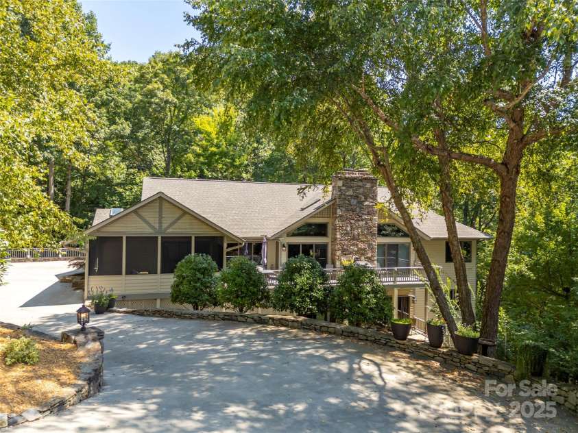 117 Little Cherokee Ridge, Hendersonville, NC 28739.  MLS# CAR4260992, YatesRealty ID 16651. 