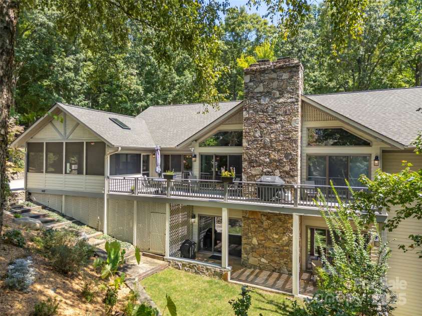 117 Little Cherokee Ridge, Hendersonville, NC 28739.  MLS# CAR4260992, YatesRealty ID 16651. 