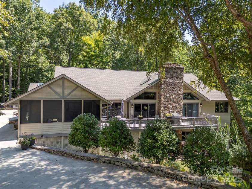 117 Little Cherokee Ridge, Hendersonville, NC 28739.  MLS# CAR4260992, YatesRealty ID 16651. 