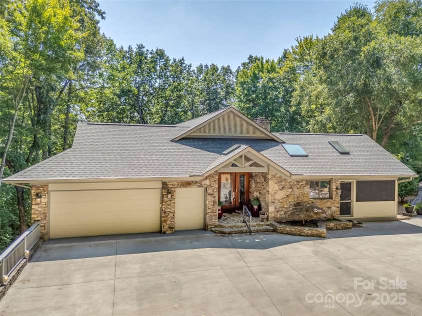 117 Little Cherokee Ridge, Hendersonville, NC 28739.  MLS# CAR4260992, YatesRealty ID 16651. 