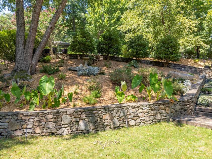 117 Little Cherokee Ridge, Hendersonville, NC 28739.  MLS# CAR4260992, YatesRealty ID 16651. 