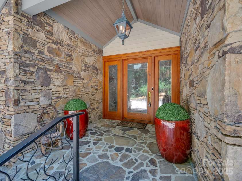 117 Little Cherokee Ridge, Hendersonville, NC 28739.  MLS# CAR4260992, YatesRealty ID 16651. 