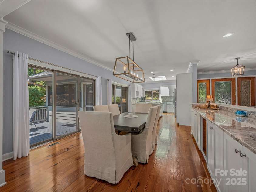 117 Little Cherokee Ridge, Hendersonville, NC 28739.  MLS# CAR4260992, YatesRealty ID 16651. 