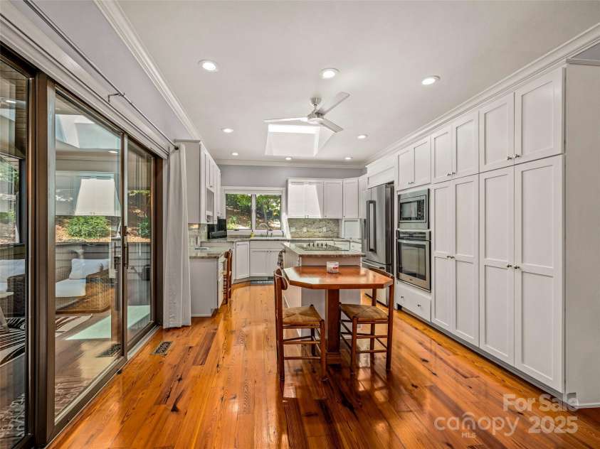 117 Little Cherokee Ridge, Hendersonville, NC 28739.  MLS# CAR4260992, YatesRealty ID 16651. 