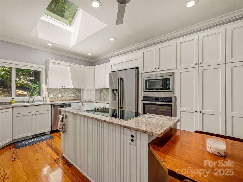 117 Little Cherokee Ridge, Hendersonville, NC 28739.  MLS# CAR4260992, YatesRealty ID 16651. 