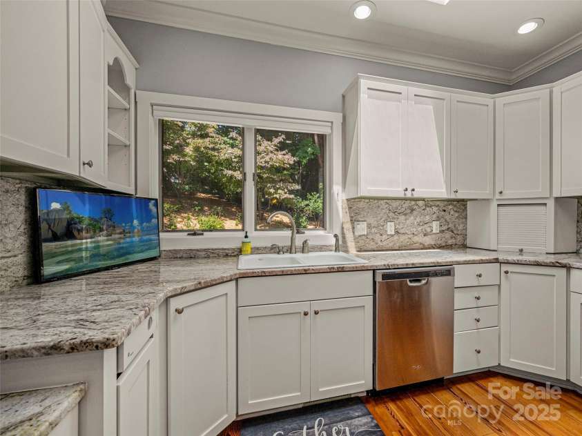 117 Little Cherokee Ridge, Hendersonville, NC 28739.  MLS# CAR4260992, YatesRealty ID 16651. 